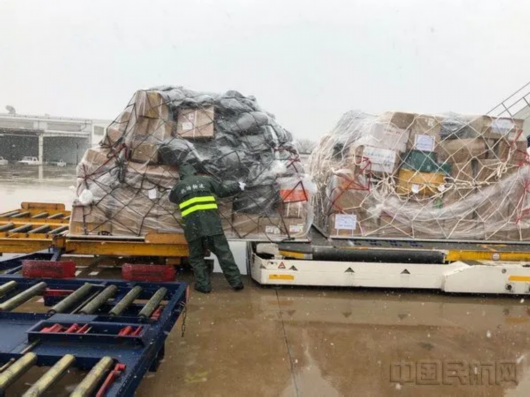 武汉机场装卸员日运物资上万件 每人弯腰上千次