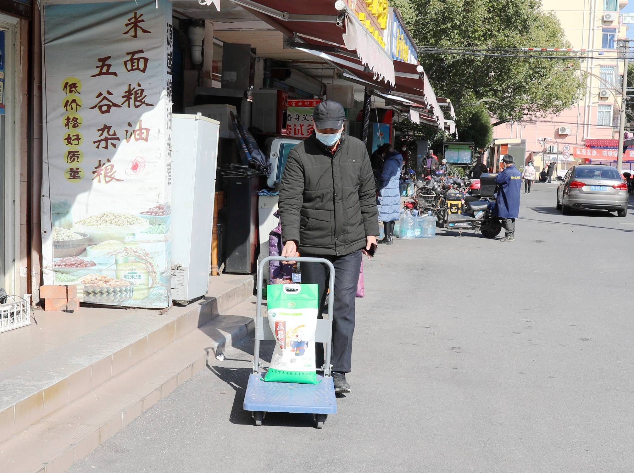 一张导购图、一支外卖队、一位导购员，金山石化街道探索疫情防控下社区商铺经营新模式